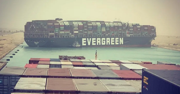 Hình ảnh tàu Ever Given bị kẹt ngang tại kênh đào Suez